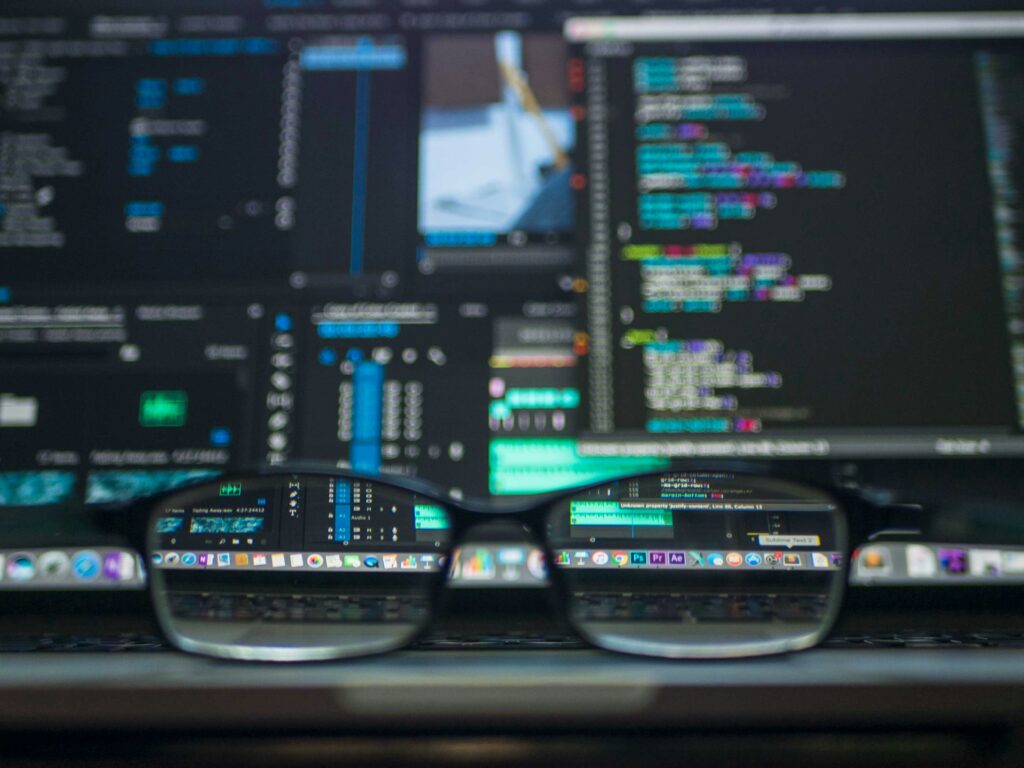 widok na kod z perspektywy okularów / eyeglasses view of the code