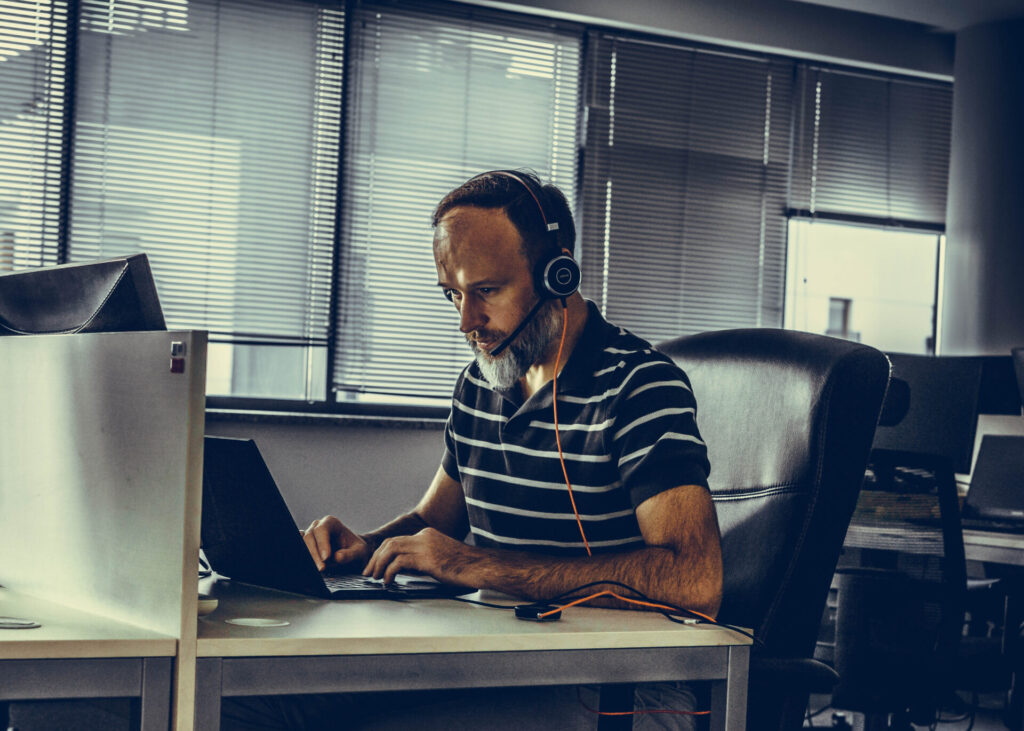 Pracownik w biurze / Worker in the office