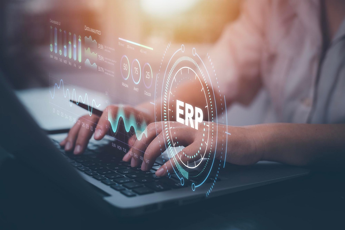 Czym są systemy ERP i CRM, jak usprawniają one pracę firmie produkcyjnej?